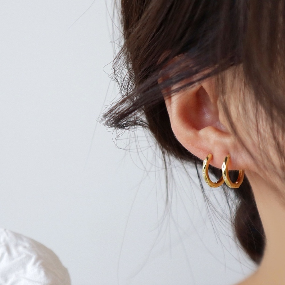 Diamond Shape Edge Hoop Earrings with Simulated Diamond